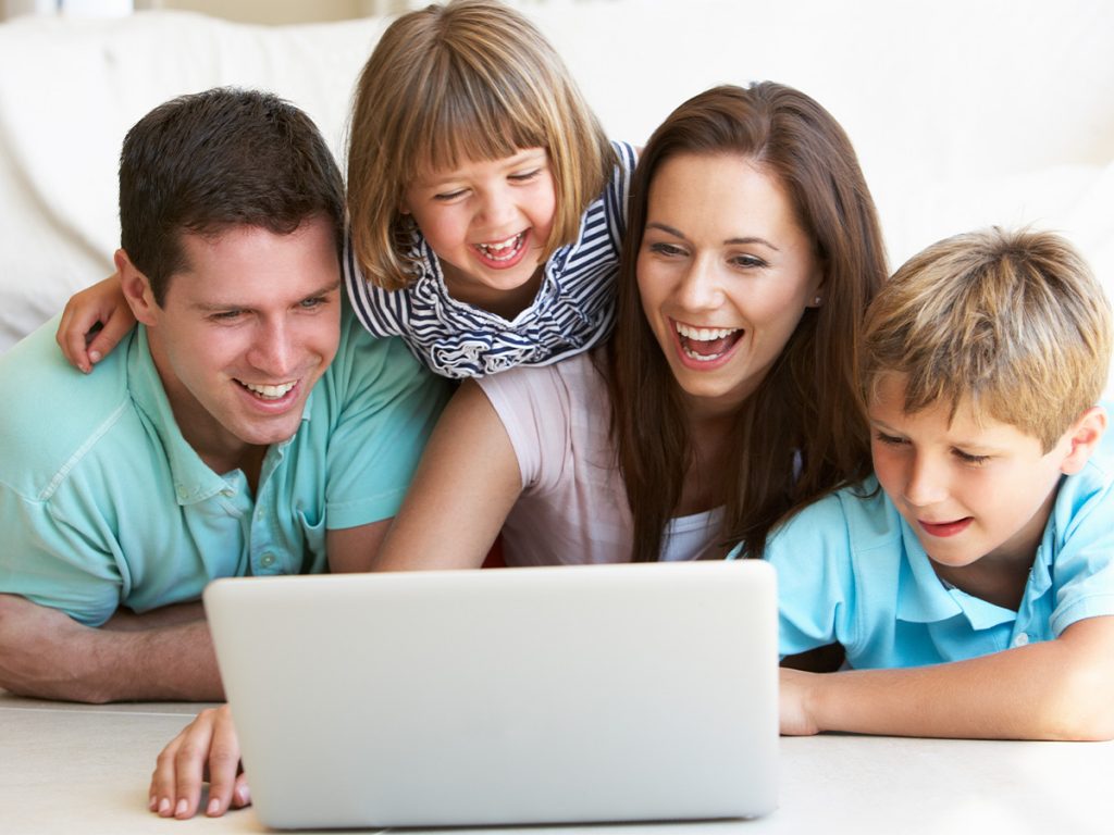 Keluarga menikmati menggunakan komputer